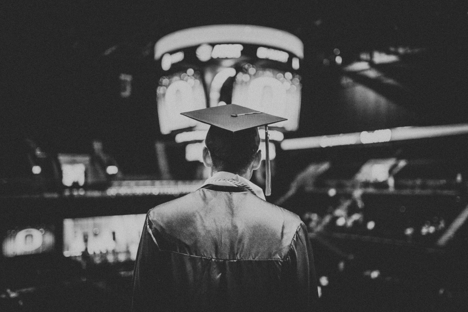You are currently viewing Graduation Quotes: 25 Inspiring Words to Celebrate New Beginnings