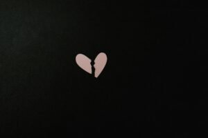 Read more about the article 20 Heartbreak Quotes: Words That Heal the Broken Heart