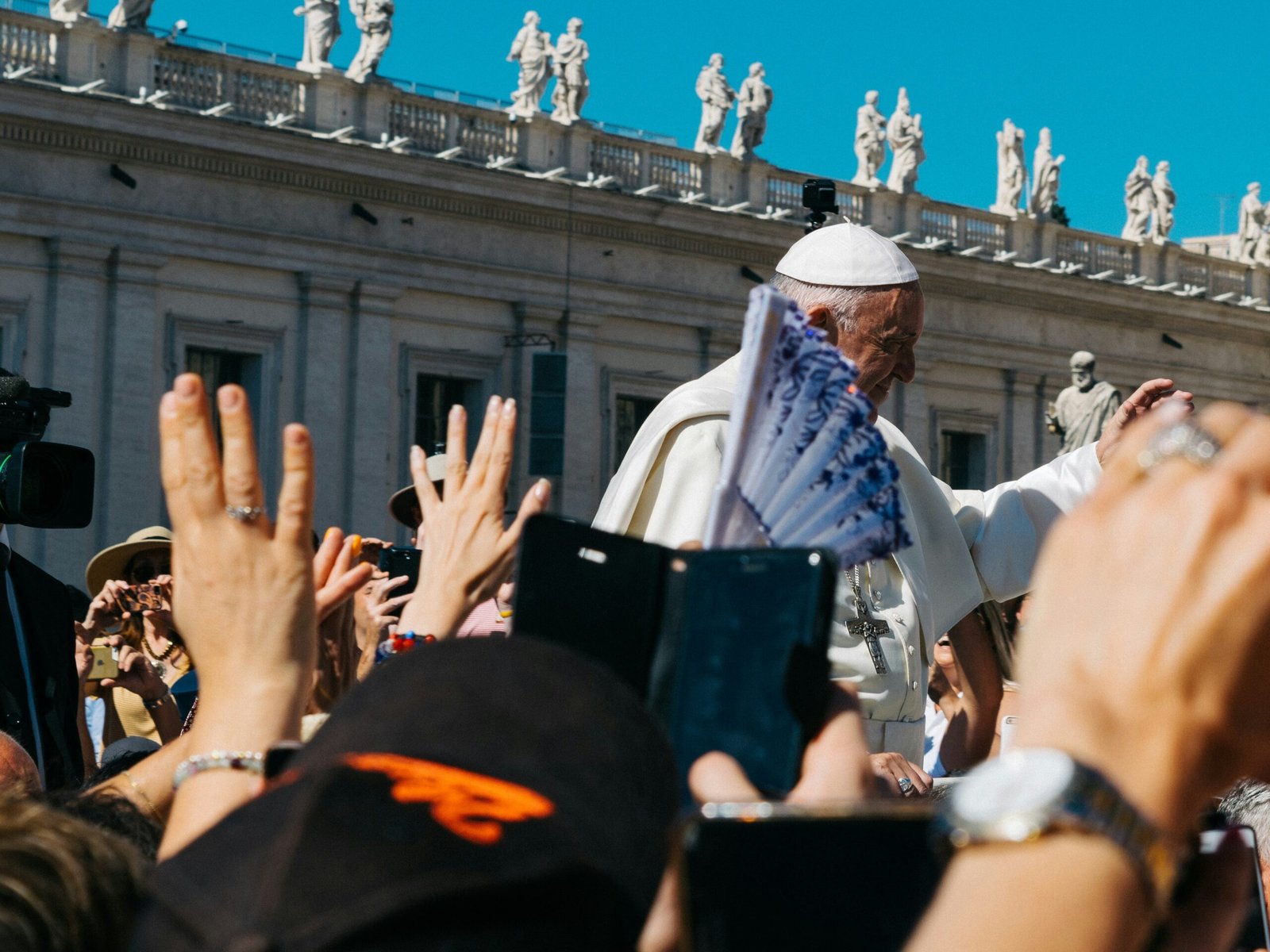 You are currently viewing 35+ Inspiring Pope Quotes on Faith, Love, Peace, and Humanity