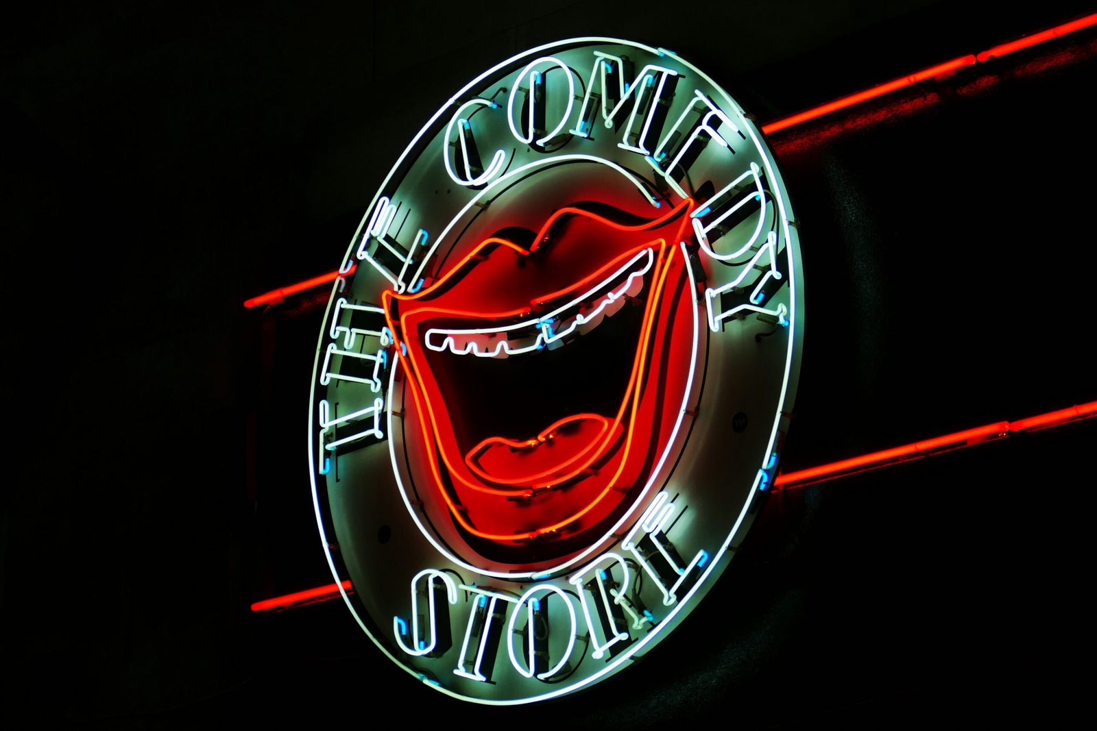 You are currently viewing 40+ Stand-Up Comedy Quotes That’ll Make You Laugh (and Think)