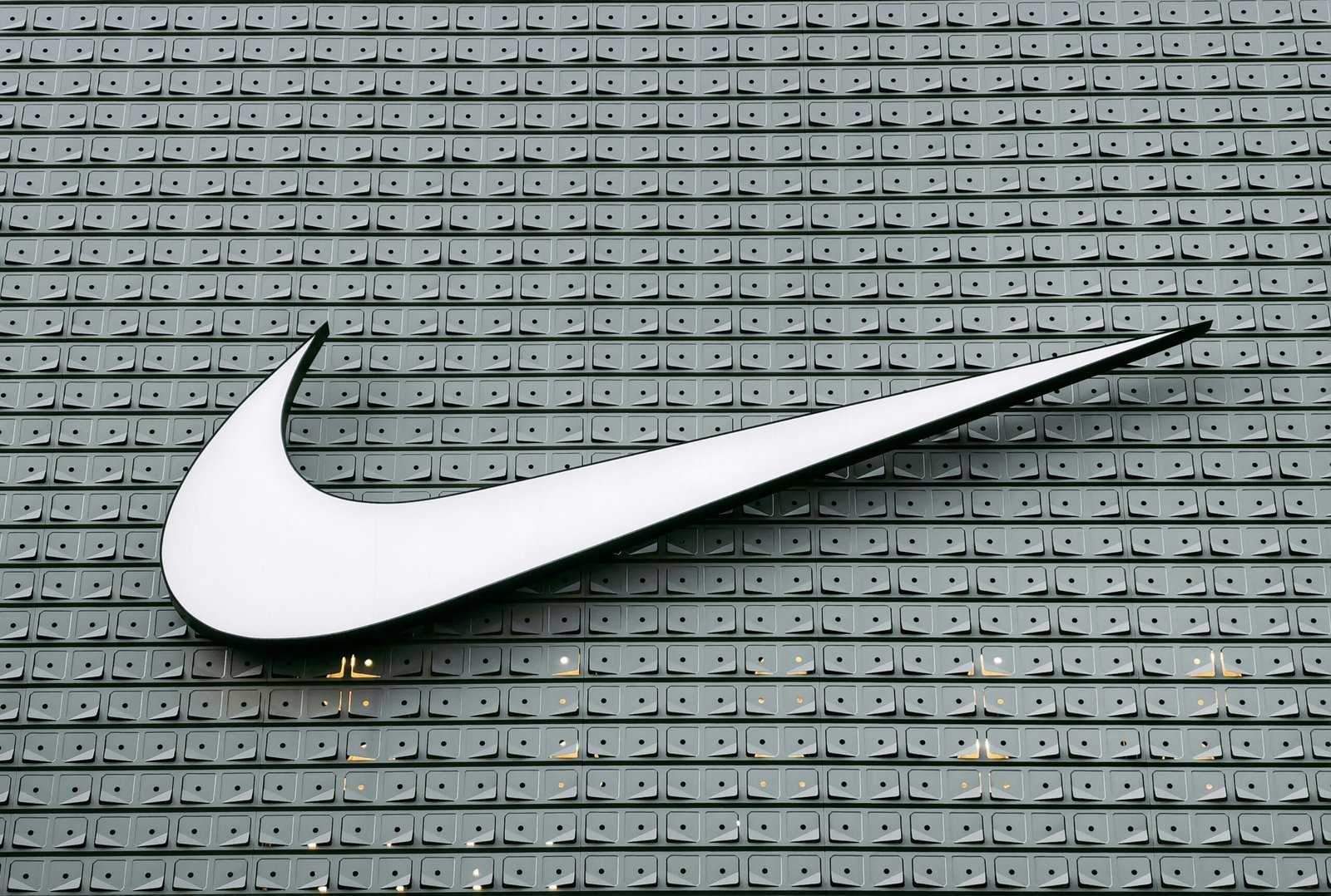 You are currently viewing The Nike Philosophy: 50 Phil Knight Quotes on Winning, Risk, and Leadership